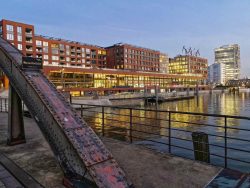 Die Busanbrücke in der Hamburger Hafencity und im Hintergrund die Elbtorpromenade
