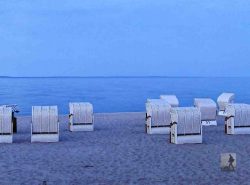 Strandkörbe am Abend am Strand von Mönkebude am Stettiner Haff.
