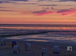 Strandkörbe am Strand von Cuxhaven mit Blick auf die Nordsee.