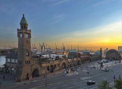 Die Landungsbrücken im Hamburger Hafen in Stadtteil St. Pauli