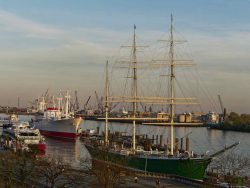 Museumsschiff Cap San Diego und Dreimaster Rickmer Rickmers im Hamburger Hafen