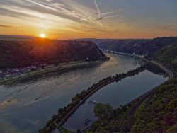 Das Rheintal unterhalb der Loreley bei St. Goarshausen.