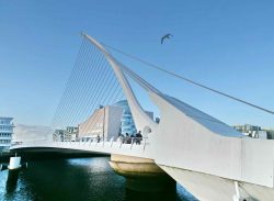 Samuel Beckett Bridge über den the Liffey Fluss in Dublin