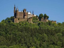 Die Burg Hohenzollern auf dem 855m hohen Burgberg in der Gemeinde Bisingen