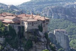 Das Kloster Agion Panton, Allerheiligen, auch bekannt als Kloster Varlaam. Die griechisch-orthodoxen Meteora-Klöster sind auf Sandsteinfelsen über dem Pinios-Tal erbaut. UNESCO-Weltkulturerbe. Kalambaka, Thessalien, Griechenland.