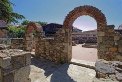 Künstlerische Rekonstruktion antiker Bauwerke in der Altstadt von Sozopol am Scharzen Meer