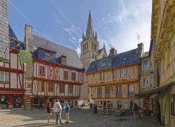 Fachwerkhäuser am Place Henri IV und im Hintergrund die Kathedrale in der Altstadt von Vannes in der Bretagne.