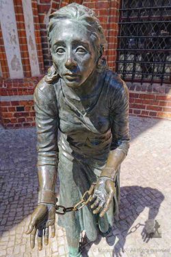 Grete-Minde-Denkmal vor dem historischen Rathaus in der Altstadt von Tangermünde, Sachsen-Anhalt