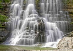 Die Cascata dell'Alferello, der Wasserfall des Alferello-Bachs, im Nationalpark Foreste Casentinesi im Apennin in der Romagna.